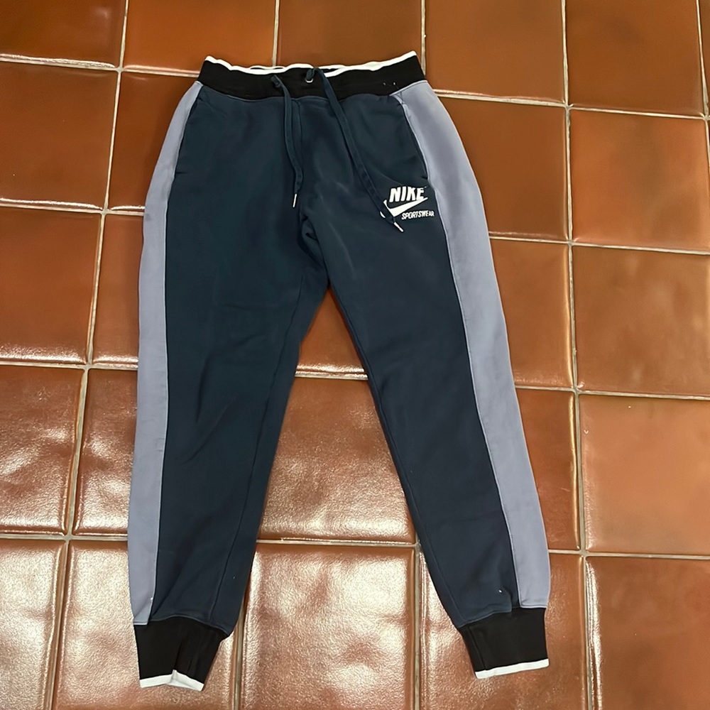 NAVY NIKE SWEATS